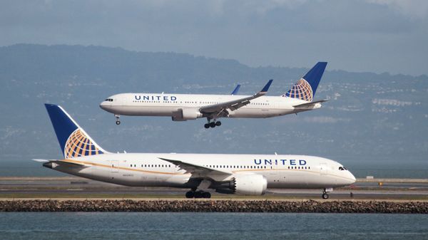  A United Airlines Boeing 787 taxis as a United Airlines Boeing 767 lands at San Francisco International Airport, San Francisco, California, U.S. on February 7, 2015 - Sputnik International