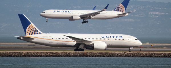 A United Airlines Boeing 787 taxis as a United Airlines Boeing 767 lands at San Francisco International Airport, San Francisco, California, U.S. on February 7, 2015 - Sputnik International