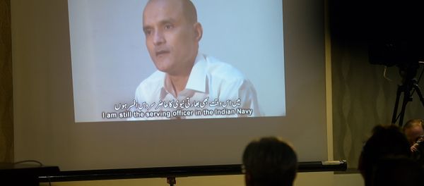 In this photograph taken on March 29, 2016, Pakistani journalists watch a video showing Indian national Kulbhushan Yadav, arrested on suspicion of spying, during a press conference in Islamabad - Sputnik International