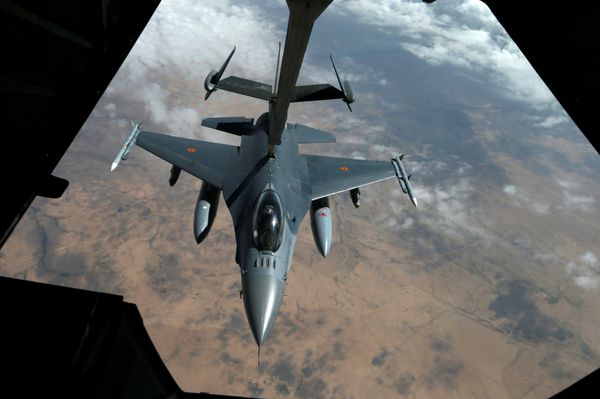 A Belgian Air Force F-16 receives fuel from a fuel boom suspended from a US Air Force KC-10 Extender during mid-air refueling support to Operation Inherent Resolve over Iraq and Syria air space, March 15, 2017 A Belgian Air Force F-16 receives fuel from a fuel boom suspended from a US Air Force KC-10 Extender during mid-air refueling support to Operation Inherent Resolve over Iraq and Syria air space, March 15, 2017 - Sputnik International