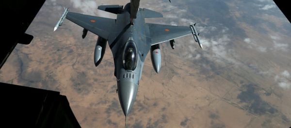 A US Air Force F-16 receives fuel from a fuel boom suspended from a US Air Force KC-10 Extender during mid-air refueling support to Operation Inherent Resolve over Iraq and Syria air space, March 15, 2017 A US Air Force F-16 receives fuel from a fuel boom suspended from a US Air Force KC-10 Extender during mid-air refueling support to Operation Inherent Resolve over Iraq and Syria air space, March 15, 2017 - Sputnik International
