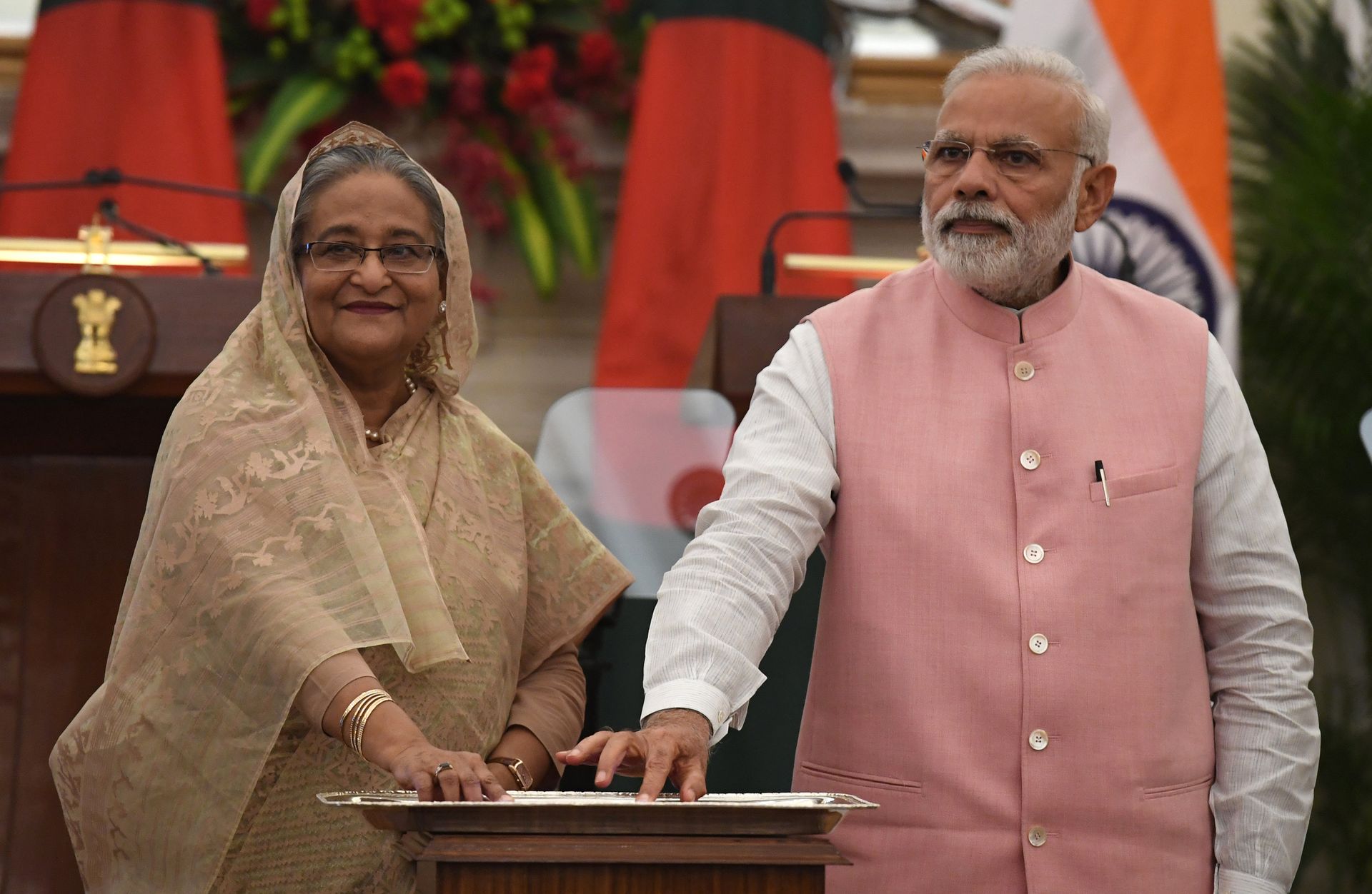 Indian Prime Minister Narendra Modi (R) and Bangladesh Prime Minister Sheikh Hasina jointly inaugurate a major road named after Bangabandhu Mujibur Rehman during an agreement signing ceremony after a meeting in New Delhi on April 8, 2017 - Sputnik International, 1920, 24.11.2021