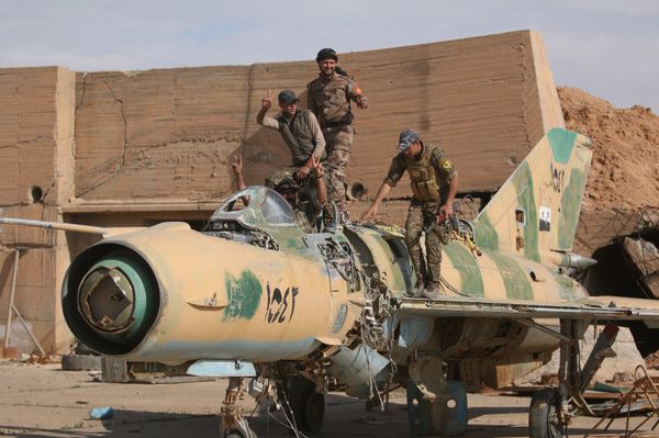 Syrian Democratic Forces (SDF) fighters gesture while posing on a damaged airplane inside Tabqa military airport after taking control of it from Islamic State fighters, west of Raqqa city, Syria April 9, 2017 - Sputnik International