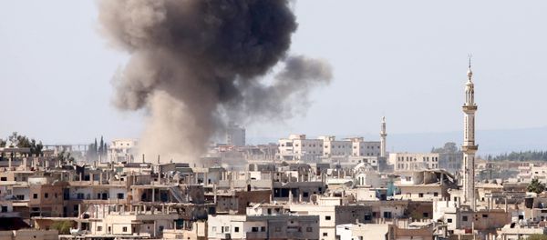 Smoke billows following reported air strikes on a rebel-held area in the southern Syrian city of Daraa, on April 4, 2017 - Sputnik International
