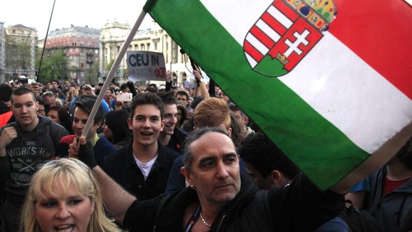 People protest against the bill that would undermine Central European University, a liberal graduate school of social sciences founded by U.S. financier George Soros in Budapest, Hungary, April 9, 2017. - Sputnik International