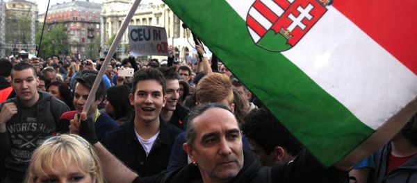 People protest against the bill that would undermine Central European University, a liberal graduate school of social sciences founded by U.S. financier George Soros in Budapest, Hungary, April 9, 2017. - Sputnik International