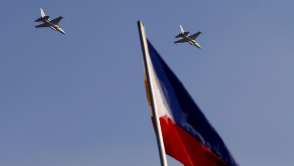 Two newly-acquired FA-50 fighter jets from South Korea make a high-speed pass over the Rizal Park during flag-raising rites in 2013 - Sputnik International