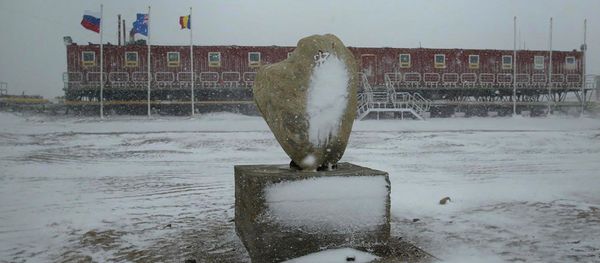 China's Xinhua News Agency released this photo, the first snowfall in 2006 hits China's Zhongshan Station in Antarctica on Tuesday, Jan. 24, 2006 - Sputnik International