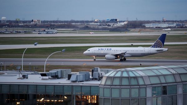 A United Airline Airbus A320 aircraft lands at O'Hare International Airport in Chicago, Illinois, U.S., April 11, 2017. - Sputnik International