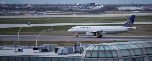 A United Airline Airbus A320 aircraft lands at O'Hare International Airport in Chicago, Illinois, U.S., April 11, 2017. A United Airline Airbus A320 aircraft lands at O'Hare International Airport in Chicago, Illinois, U.S., April 11, 2017. - Sputnik International