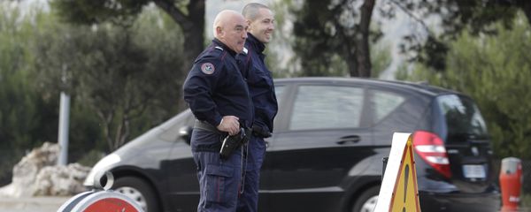 French custom officers keep watch on cars in La Turbie, southeastern France, near the Franco-Italian border, in spite of the EU's passport-free zone Schengen, as security measures are taken ahead of the G20 Summit of Cannes, Monday, Oct.31, 2011. French custom officers keep watch on cars in La Turbie, southeastern France, near the Franco-Italian border, in spite of the EU's passport-free zone Schengen, as security measures are taken ahead of the G20 Summit of Cannes, Monday, Oct.31, 2011. - Sputnik International