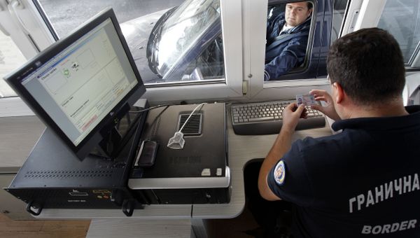In this Oct. 22, 2012 photo a Serbian border police officer checks the identification of passengers as the car is crossing from Macedonia to the Serbia, at the Presevo border crossing, 380 kms south of Belgrade, Serbia. - Sputnik International