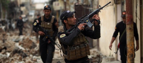 Iraqi counter-terrorism service (CTS) forces advance towards the Sekak neighbourhood in western Mosul on April 11, 2017, during the ongoing offensive to retake the city from Islamic State (IS) group jihadists - Sputnik International