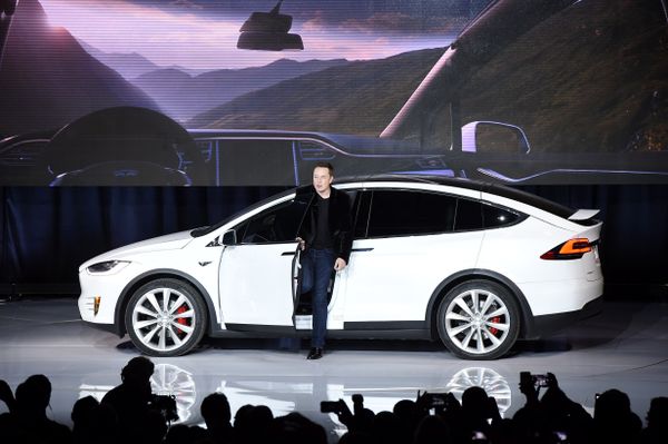 Tesla Announces Reopening of Plant in California, Files Lawsuit Against Local Authorities - Sputnik International