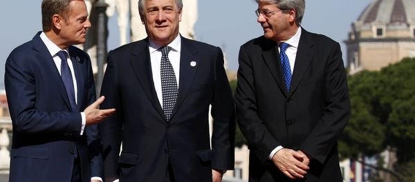 (from L to R) European Council President Donald Tusk, European Parliament President Antonio Tajani and Italy's Prime Minister Paolo Gentiloni pose for a picture outside the city hall Campidoglio (Capitoline Hill) as EU leaders arrive for a meeting on the 60th anniversary of the Treaty of Rome, in Rome, Italy March 25, 2017. - Sputnik International