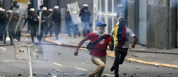 Demonstrators run away during a rally against Venezuela's President Nicolas Maduro's government in Caracas, Venezuela April 10, 2017 Demonstrators run away during a rally against Venezuela's President Nicolas Maduro's government in Caracas, Venezuela April 10, 2017 - Sputnik International