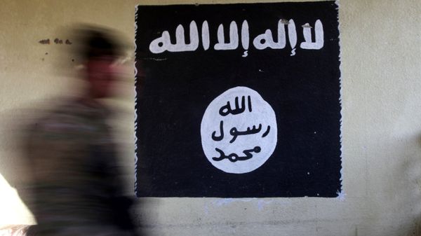 A member of the Iraqi rapid response forces walks past a wall painted with the black flag commonly used by Islamic State militants, at a hospital damaged by clashes during a battle between Iraqi forces and Islamic State militants in the Wahda district of eastern Mosul, Iraq, January 8, 2017. - Sputnik International