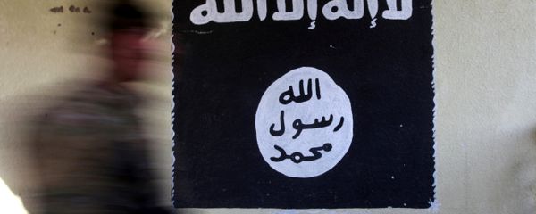 A member of the Iraqi rapid response forces walks past a wall painted with the black flag commonly used by Islamic State militants, at a hospital damaged by clashes during a battle between Iraqi forces and Islamic State militants in the Wahda district of eastern Mosul, Iraq, January 8, 2017. - Sputnik International