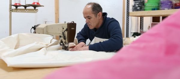 Syrian refugee Mohammed Alsahani used to make curtains in Damascus and now works with the sailmaker Coastworxx near the port of Kiel in Germany. Syrian refugee Mohammed Alsahani used to make curtains in Damascus and now works with the sailmaker Coastworxx near the port of Kiel in Germany. - Sputnik International