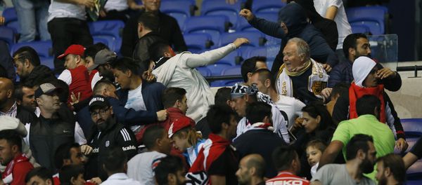 Besiktas and Lyon football fans clash in the stands, 2017 - Sputnik International