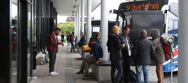 Migrants wait for a bus at the shared bus station of the northern Swedish town Haparanda and its Finnish twin town Tornio on the Swedish-Finnish border on September 21, 2015. Migrants wait for a bus at the shared bus station of the northern Swedish town Haparanda and its Finnish twin town Tornio on the Swedish-Finnish border on September 21, 2015. - Sputnik International