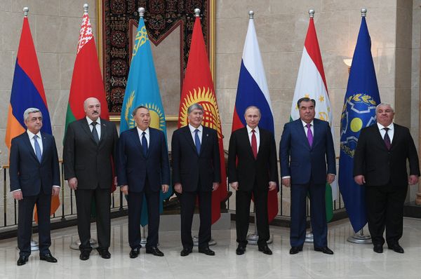 April 14, 2017. Russian President Vladimir Putin poses for photographs of the heads of state of the Collective Security Treaty Organization (CSTO) at the Ala-Archa residence in Bishkek. From left: President of Armenia Serzh Sargsyan, President of Belarus Alexander Lukashenko, President of Kazakhstan Nursultan Nazarbayev, President of Kyrgyzstan Almazbek Atambayev. Second right: President of Tajikistan Emomali Rahmon. - Sputnik International