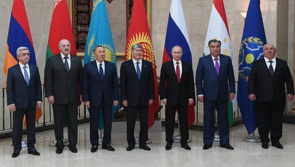 April 14, 2017. Russian President Vladimir Putin poses for photographs of the heads of state of the Collective Security Treaty Organization (CSTO) at the Ala-Archa residence in Bishkek. From left: President of Armenia Serzh Sargsyan, President of Belarus Alexander Lukashenko, President of Kazakhstan Nursultan Nazarbayev, President of Kyrgyzstan Almazbek Atambayev. Second right: President of Tajikistan Emomali Rahmon. - Sputnik International