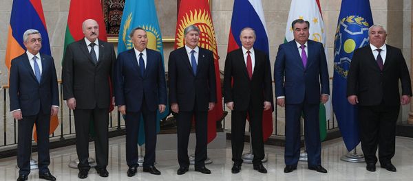 April 14, 2017. Russian President Vladimir Putin poses for photographs of the heads of state of the Collective Security Treaty Organization (CSTO) at the Ala-Archa residence in Bishkek. From left: President of Armenia Serzh Sargsyan, President of Belarus Alexander Lukashenko, President of Kazakhstan Nursultan Nazarbayev, President of Kyrgyzstan Almazbek Atambayev. Second right: President of Tajikistan Emomali Rahmon. - Sputnik International