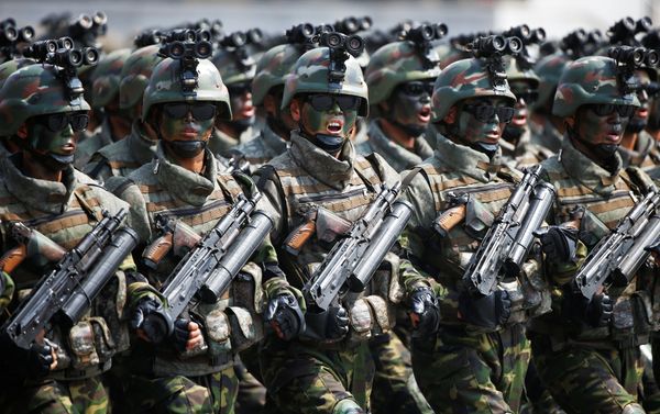 North Korean soldiers march and shout slogans during a military parade marking the 105th birth anniversary of country's founding father, Kim Il Sung in Pyongyang, North Korea April 15, 2017. - Sputnik International