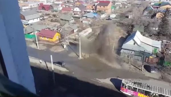 In the center of Omsk from the ground broke a 4-meter water fountain - Sputnik International