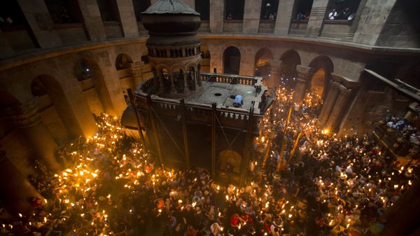Christian Orthodox pilgrims hold candles during Holy Fire ceremony in the church of the Holy Sepulchre. (File) - Sputnik International