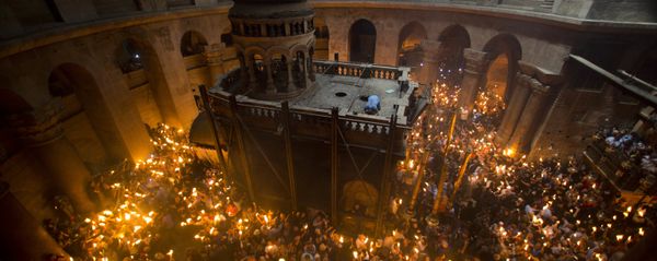 Christian Orthodox pilgrims hold candles during Holy Fire ceremony in the church of the Holy Sepulchre. (File) - Sputnik International