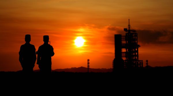 Chinese soldiers guard the perimeter of the Jiuquan space base, in north China's Gansu province on June 15, 2012, on the eve of the launch of the Shenzhou-9 spacecraft. - Sputnik International