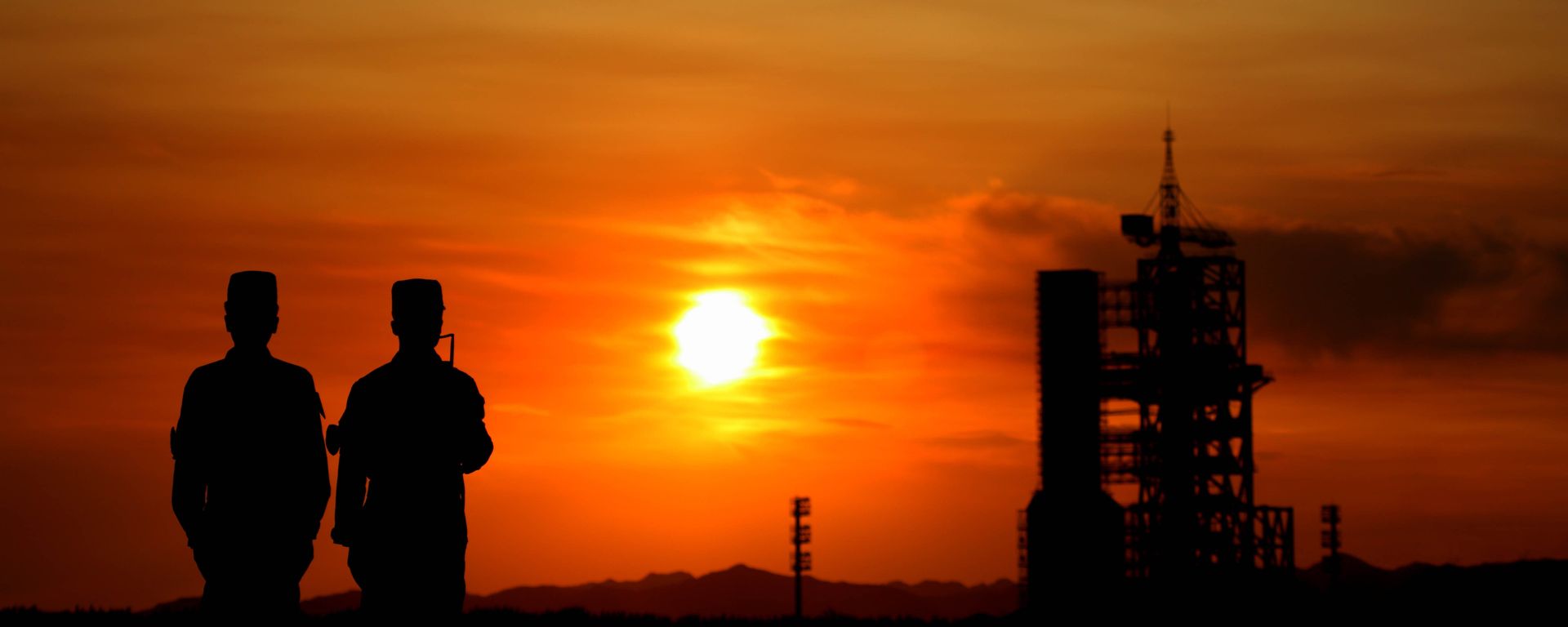 Chinese soldiers guard the perimeter of the Jiuquan space base, in north China's Gansu province on June 15, 2012, on the eve of the launch of the Shenzhou-9 spacecraft. Chinese soldiers guard the perimeter of the Jiuquan space base, in north China's Gansu province on June 15, 2012, on the eve of the launch of the Shenzhou-9 spacecraft. - Sputnik International, 1920, 10.08.2023