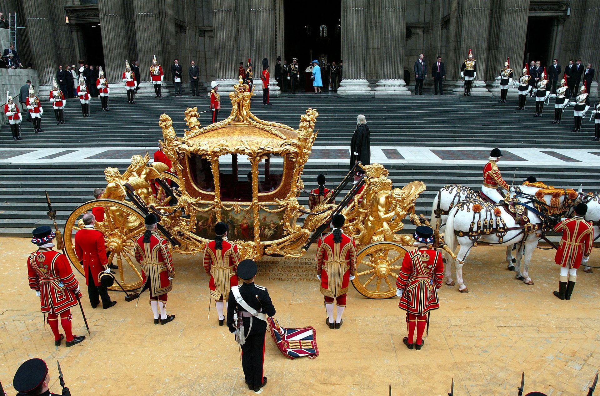 Britain's Queen Elizabeth II stands in the entrance of St Paul's Cathedral after arriving for a service of Thanksgiving to celebrate her Golden Jubilee, in London Tuesday, June 4, 2002. Britain's Queen Elizabeth II stands in the entrance of St Paul's Cathedral after arriving for a service of Thanksgiving to celebrate her Golden Jubilee, in London Tuesday, June 4, 2002. - Sputnik International, 1920, 26.12.2021