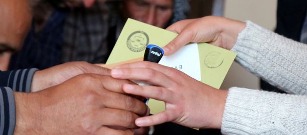 People hold ballot papers at a polling station during a referendum in the Kurdish-dominated southeastern city of Diyarbakir, Turkey People hold ballot papers at a polling station during a referendum in the Kurdish-dominated southeastern city of Diyarbakir, Turkey - Sputnik International