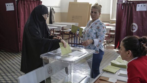 Voting at a polling station during the referendum in Istanbul Voting at a polling station during the referendum in Istanbul - Sputnik International
