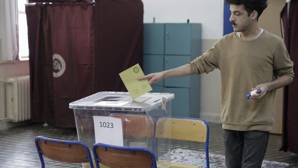 Voting at a polling station during the referendum in Istanbul Voting at a polling station during the referendum in Istanbul - Sputnik International