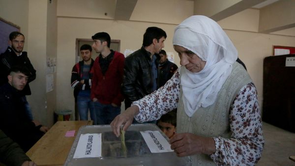 Voting at a polling station during the referendum in Diyarbakir - Sputnik International