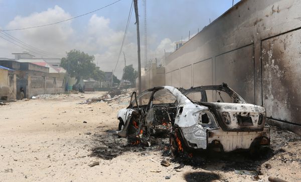 A burning car is seen after a clash among gunmen and security members, in Madina district of Somalia's capital Mogadishu, April 16, 2017 - Sputnik International