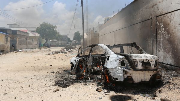 A burning car is seen after a clash among gunmen and security members, in Madina district of Somalia's capital Mogadishu, April 16, 2017 A burning car is seen after a clash among gunmen and security members, in Madina district of Somalia's capital Mogadishu, April 16, 2017 - Sputnik International
