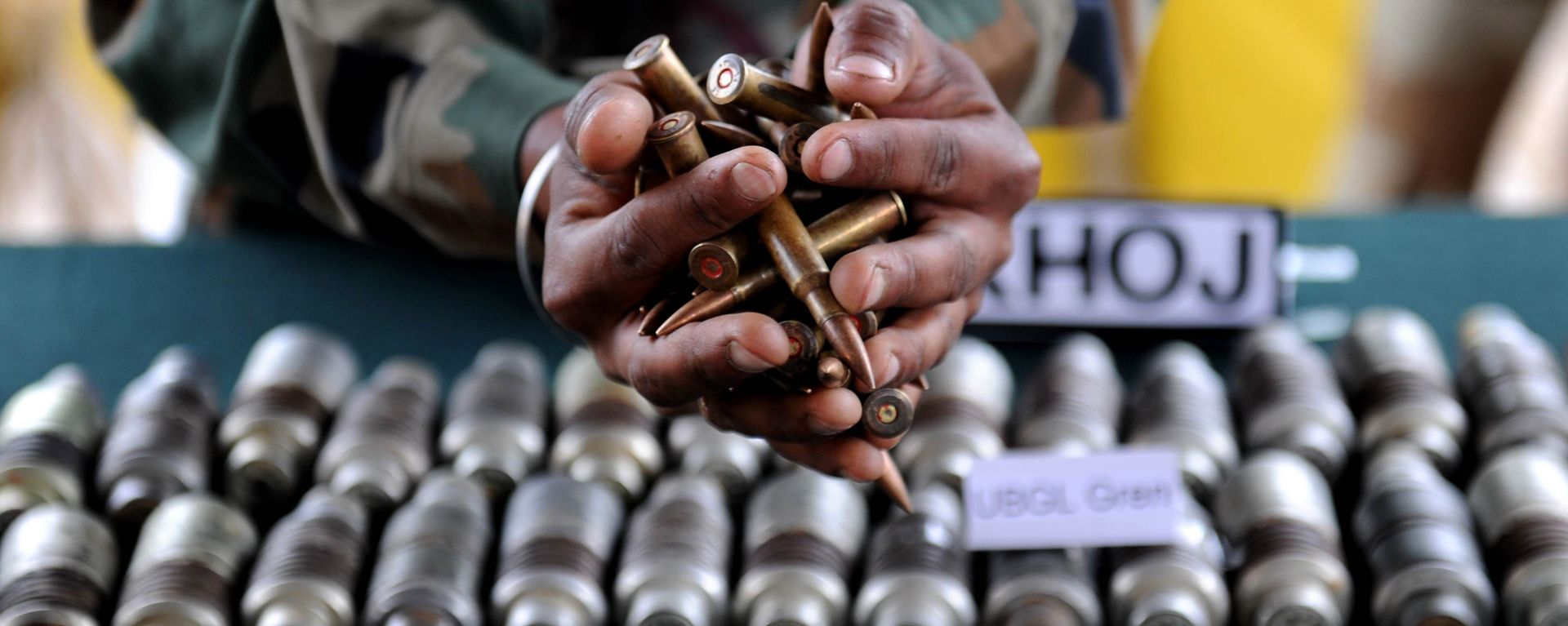 Indian army officials display arms and ammunition at Handwara in north Kashmir some 80 km from Srinagar on May 9,2011 - Sputnik International, 1920, 13.11.2019