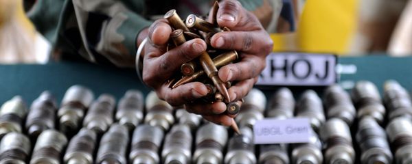 Indian army officials display arms and ammunition at Handwara in north Kashmir some 80 km from Srinagar on May 9,2011 - Sputnik International