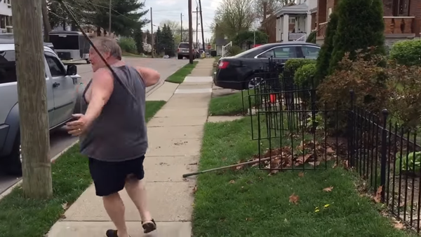 Man Shows Off Gardening Skills - Sputnik International