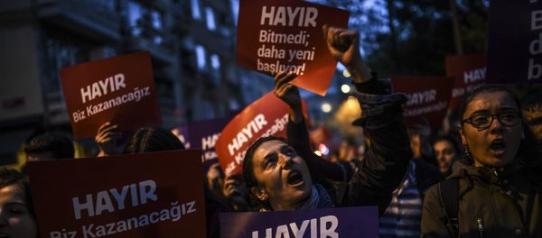 A supporter of the No gestures and chants slogans as he holds a placard reading No during a march at the Kadikoy district in Istanbul on April 17, 2017 to protest following the results in a nationwide referendum that will determine Turkey's future destiny - Sputnik International