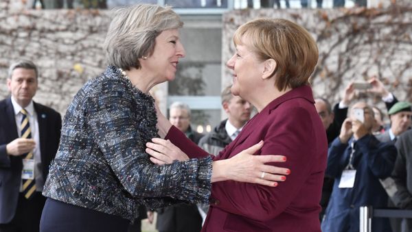German Chancellor Angela Merkel (R) welcomes British Prime Minister Theresa May as she arrives for a meeting of the US President with European leaders on November 18, 2016 at the Chancellery in Berlin - Sputnik International