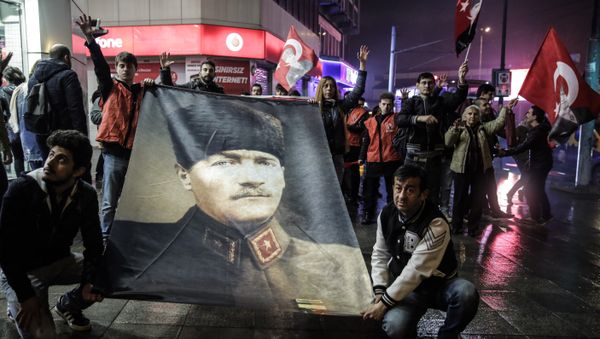 Protest following the results in a nationwide referendum in Istanbul Protest following the results in a nationwide referendum in Istanbul - Sputnik International