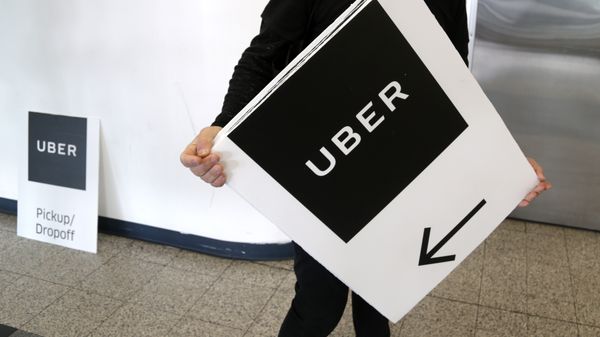 An Uber representative put up signs at LaGuardia Airport in New York, Wednesday, March 15, 2017. - Sputnik International