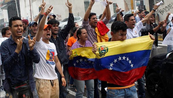 Opposition supporters shout slogans during a protest against Venezuelan President Nicolas Maduro's government in San Cristobal, Venezuela March 31, 2017 Opposition supporters shout slogans during a protest against Venezuelan President Nicolas Maduro's government in San Cristobal, Venezuela March 31, 2017 - Sputnik International