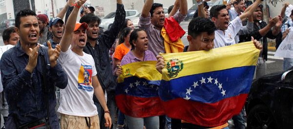 Opposition supporters shout slogans during a protest against Venezuelan President Nicolas Maduro's government in San Cristobal, Venezuela March 31, 2017 - Sputnik International